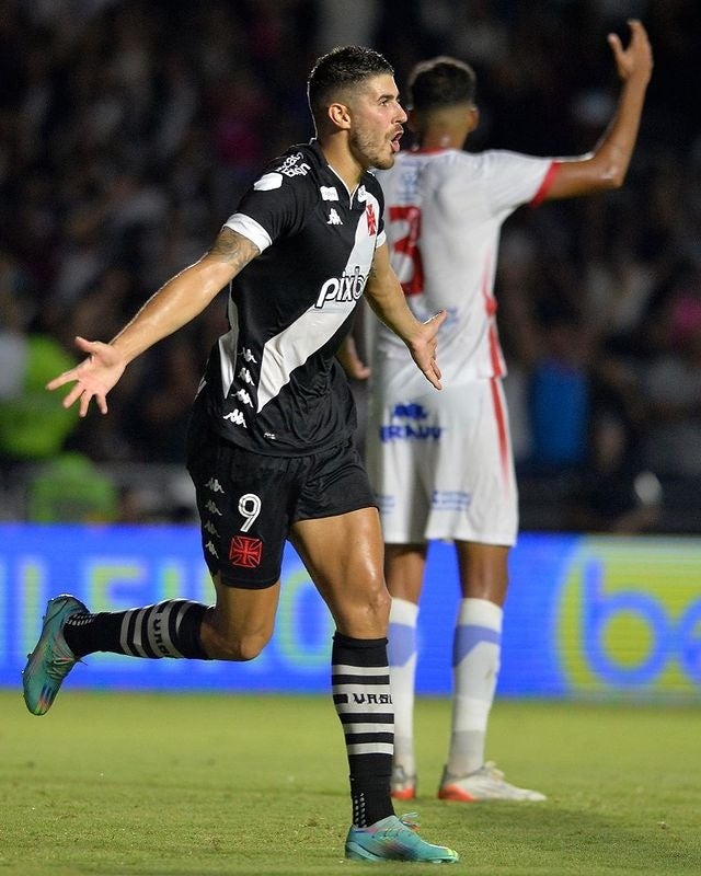 Pedro Raúl festejando un gol 