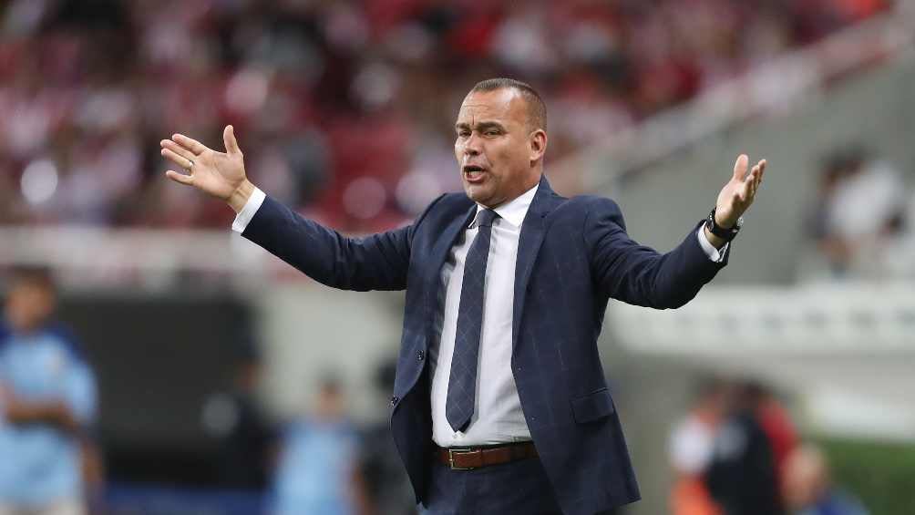 ¡Te vas! Rafael Dudamel fue expulsado en el medio tiempo del Chivas vs Necaxa