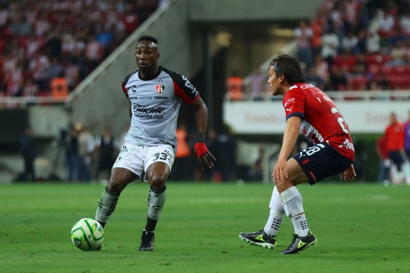 Julián Quiñones jugando para el Atlas 