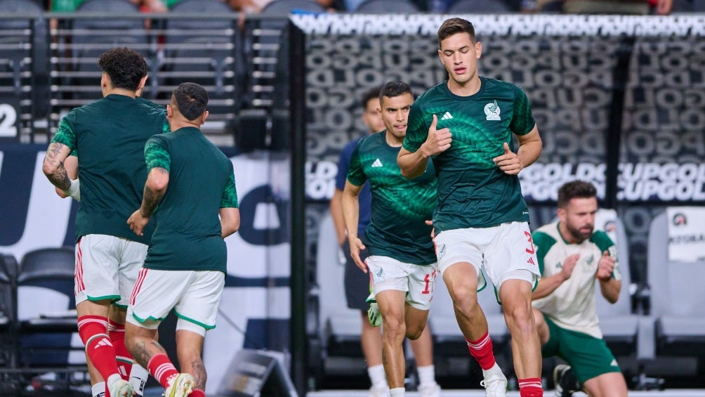 César Montes calentando previo al juego de México 