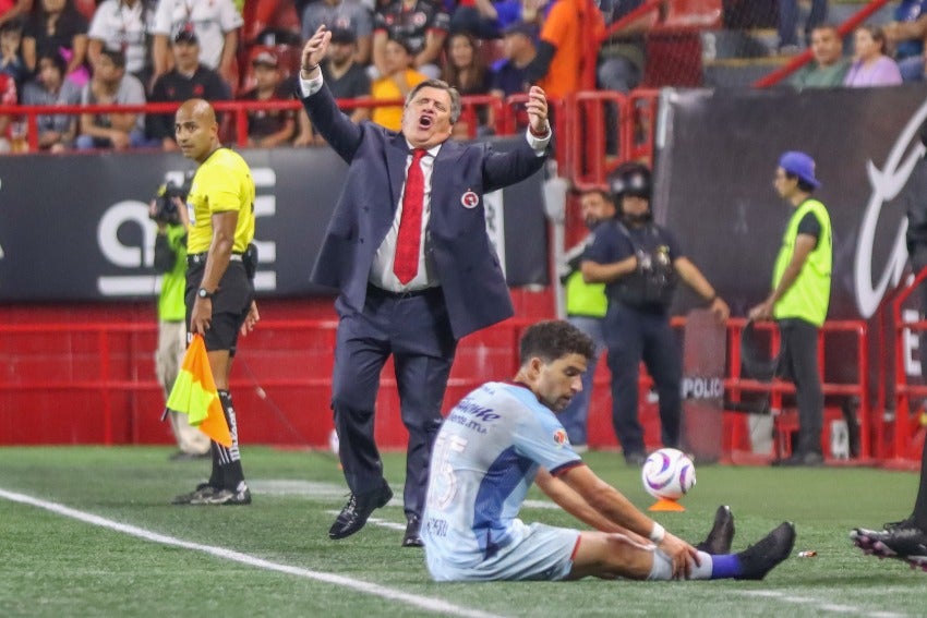 Piojo Herrera en un juego de Xolos