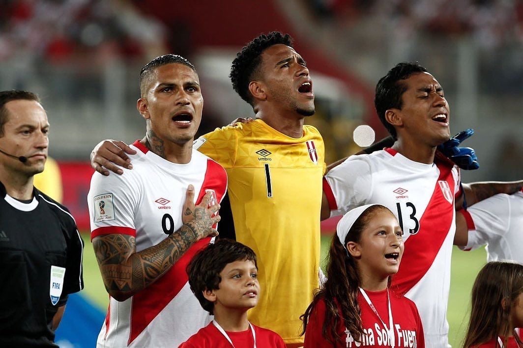 Paolo Guerrero con la playera de Perú 