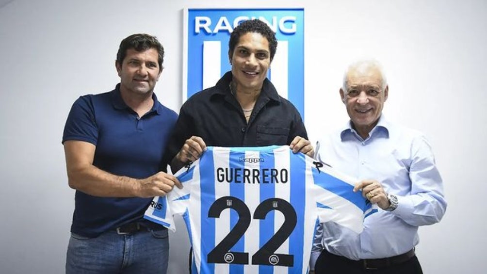 Paolo Guerrero con la playera del Racing 