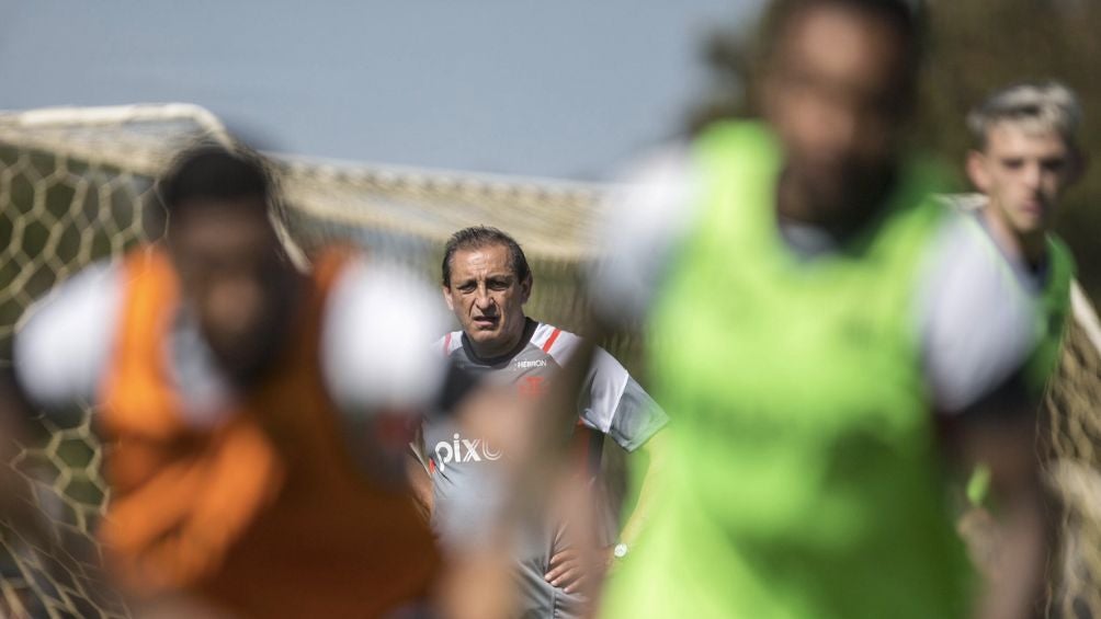 "El Pelado" a la espalda de sus jugadores en un entrenamiento