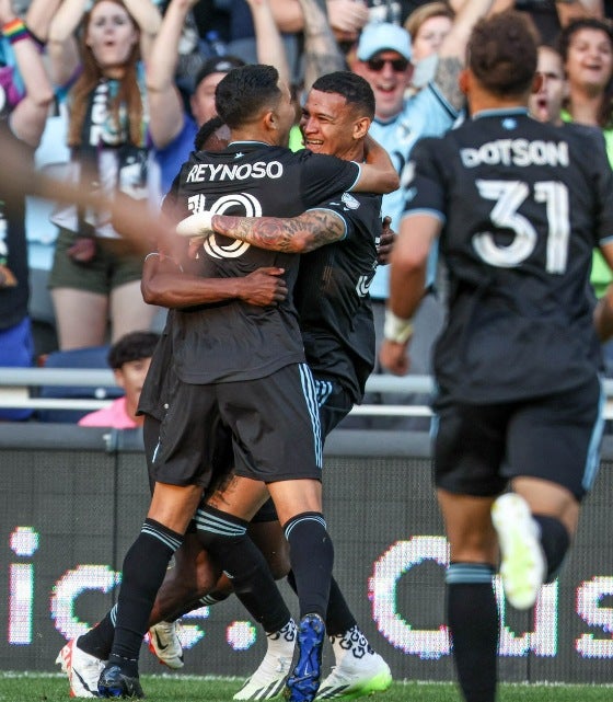 Jugadores de Minnesota United celebran el empate