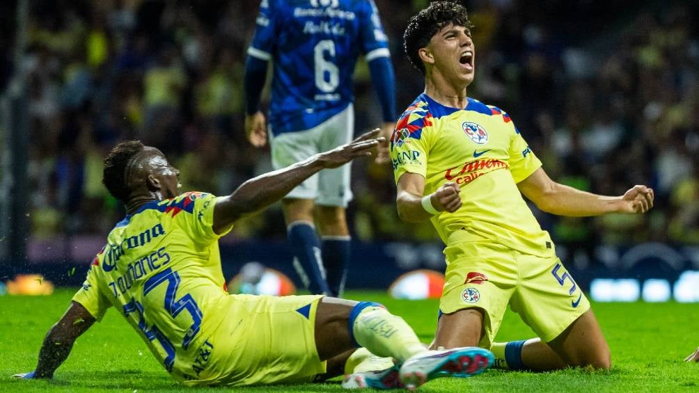 Julián Quiñones celebra con Kevin Álvarez