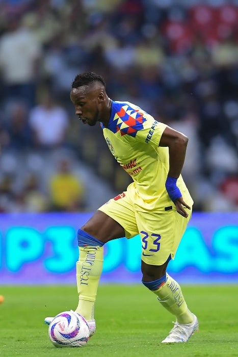 Julián Quiñones durante el partido vs Puebla