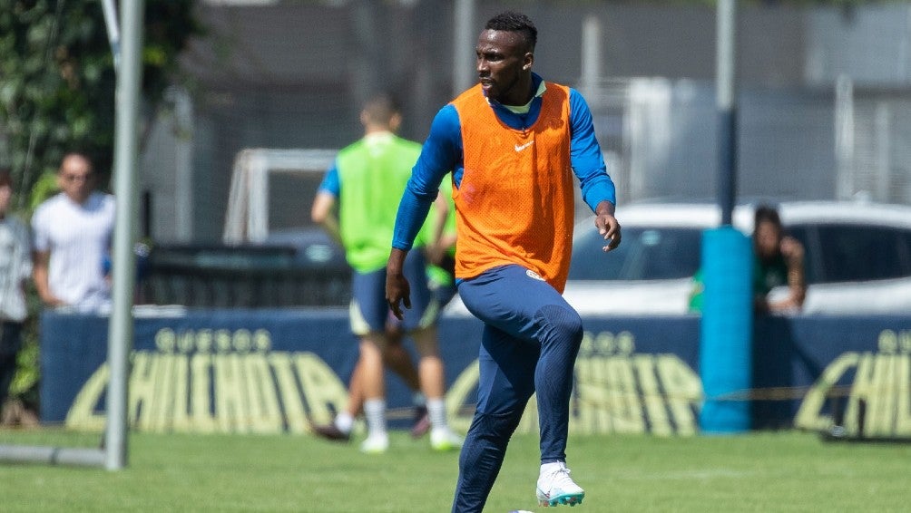 Julián Quiñones entrenando en Coapa