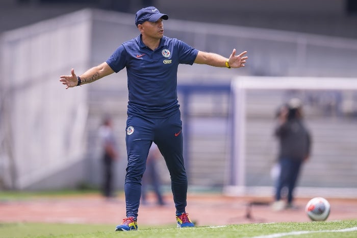 Villacampa durante el partido vs Pumas