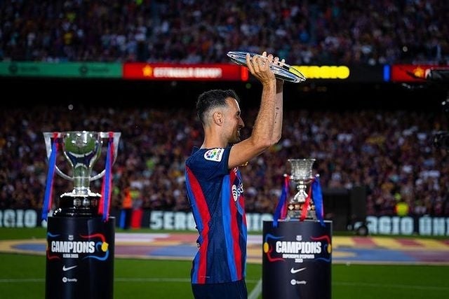 Busquets agradeciendo a la afición del FC Barcelona