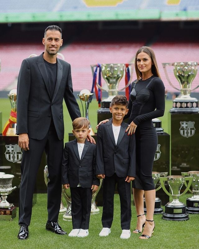 Busquets junto a su familia 