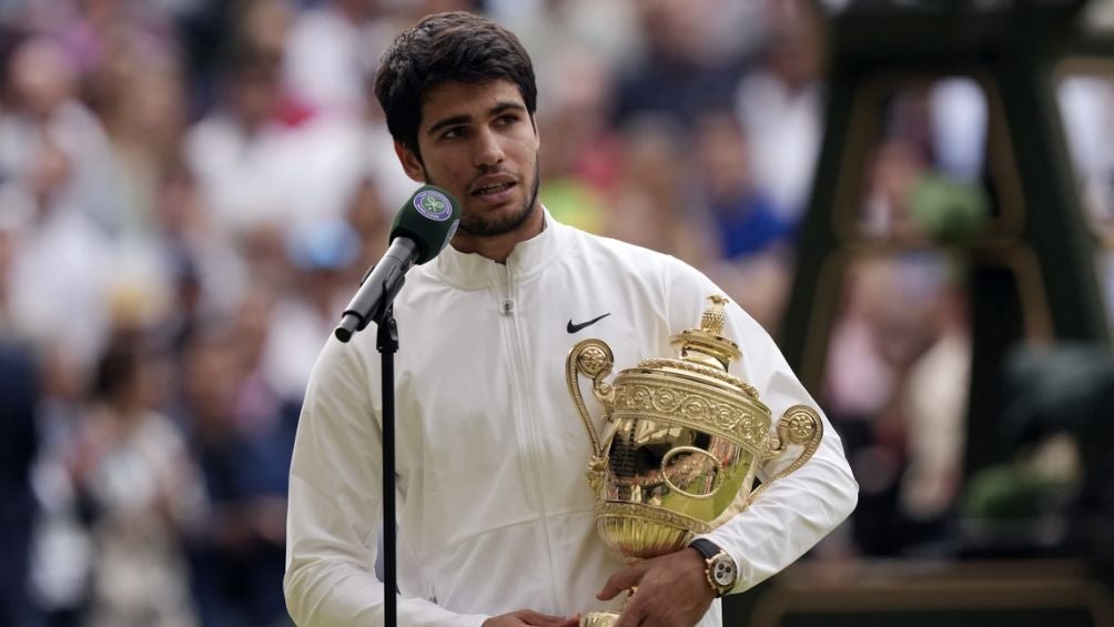 Carlos Alcaraz con su primer trofeo de Wimbledon