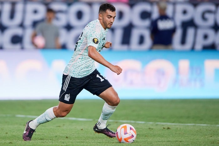 Luis Chávez durante un partido con México