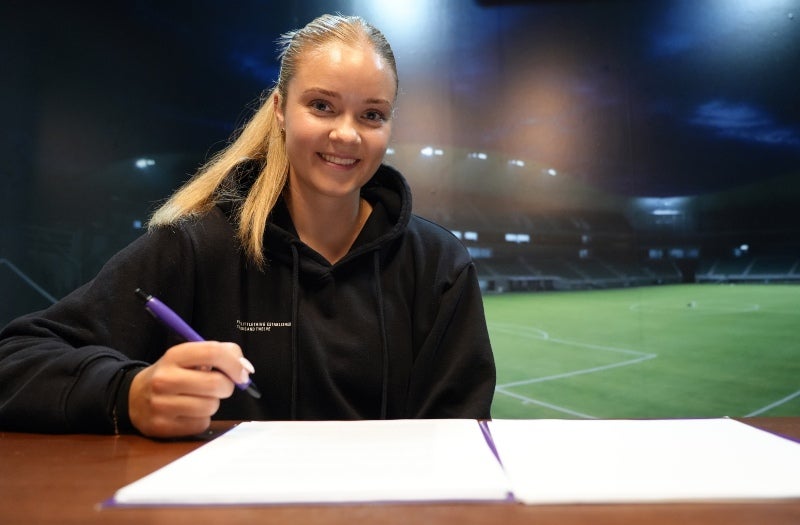 Hauksdóttir firmando como nueva jugadora del Mazatlán