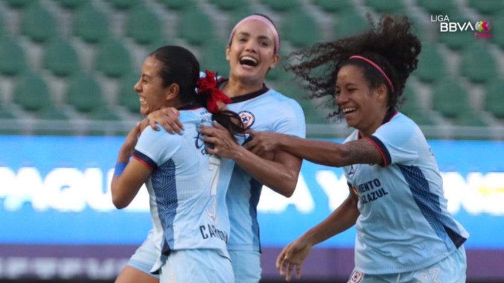 Carmona festejando el gol con Cruz Azul Femenil 