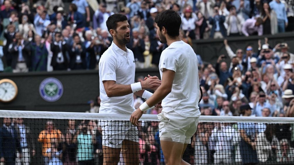 Djokovic y Alcaraz al final del partido en Wimbledon