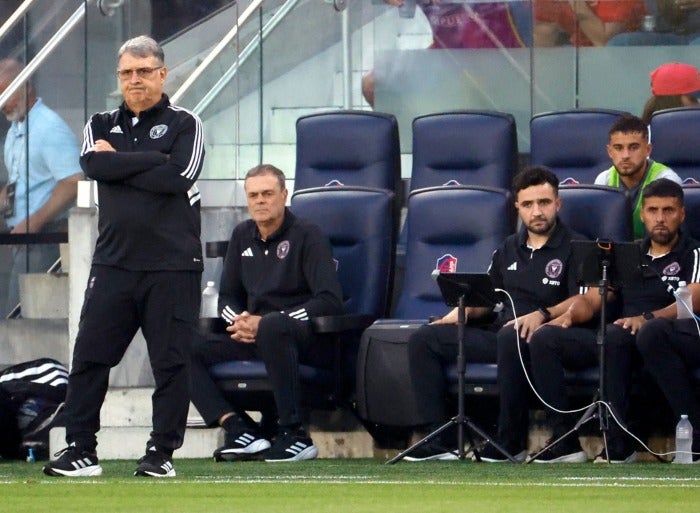 Tata Martino y su cuerpo técnico durante el partido
