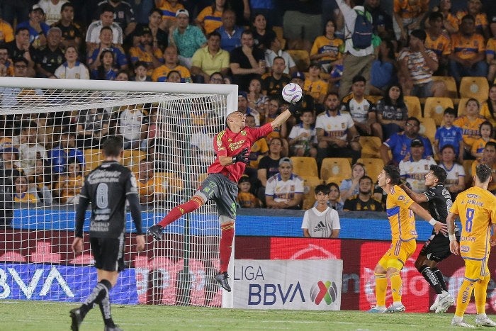 Nahuel Guzmán hace una atajada durante el partido