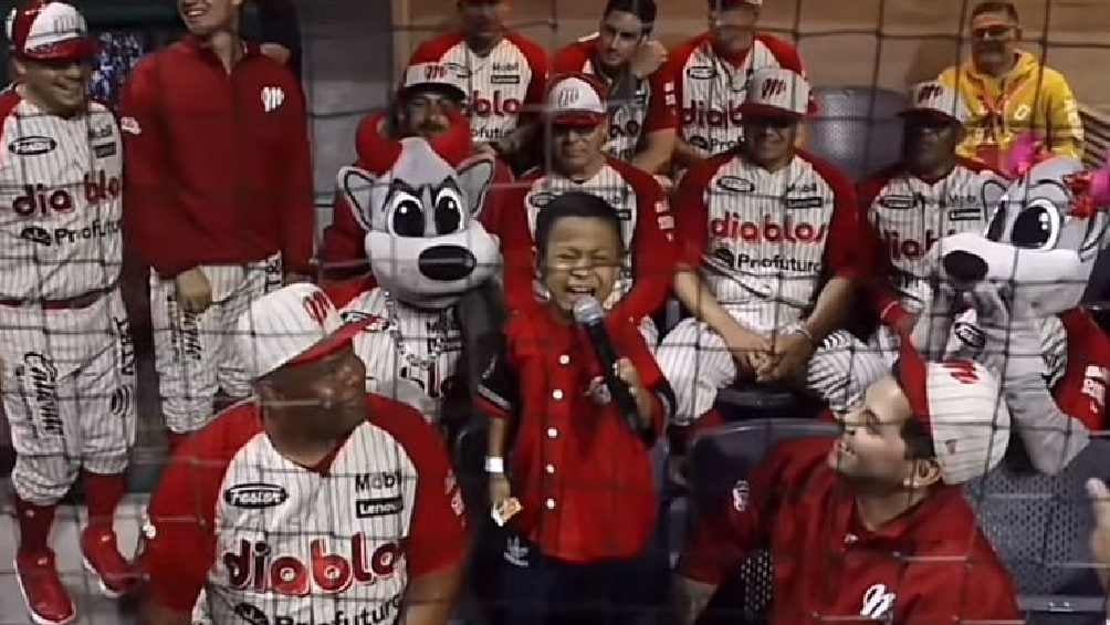 El pequeño 'Chucho' se llevó los reflectores cantando en el juego de Diablos Rojos