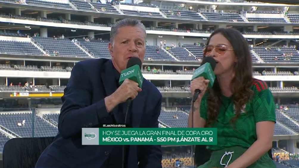 ¡Vaya espectáculo! Ricardo Peláez y Paty Cantú cantan juntos previo al juego de México