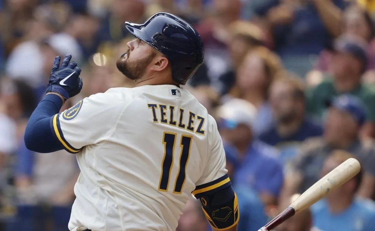 Rowdy Téllez en un partido con los Brewers