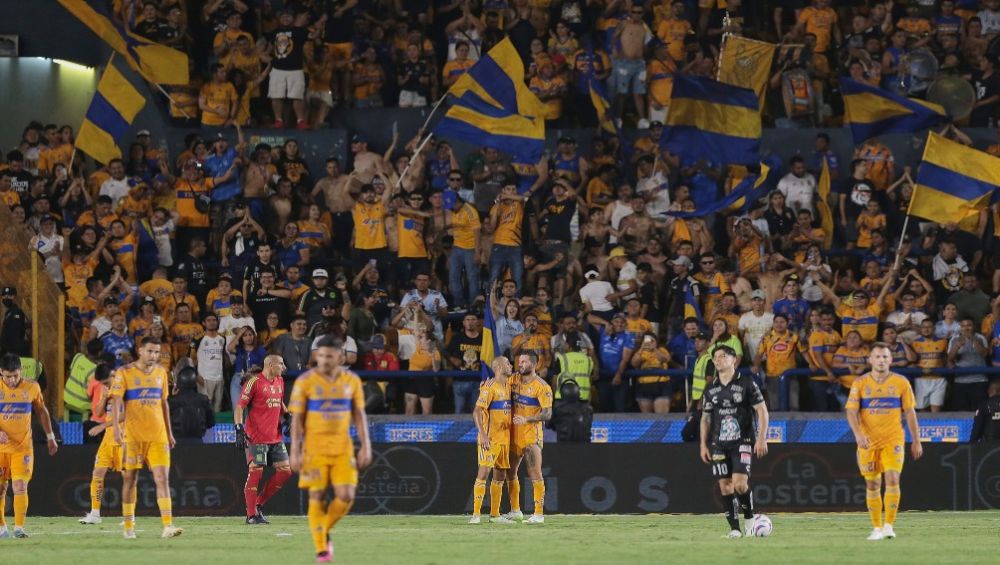 Se presenta altercado entre aficionados durante el Tigres vs León