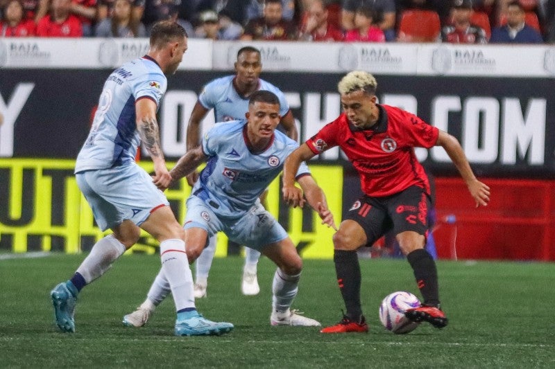 Xolos jugando contra el Cruz Azul