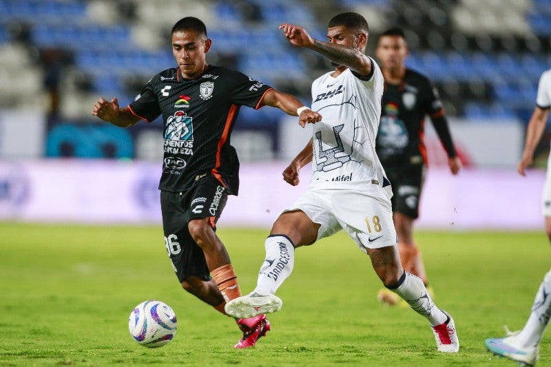 Pachuca enfrentando a Pumas 