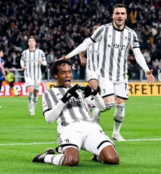 Juan Cuadrado festeja un gol con la Juventus