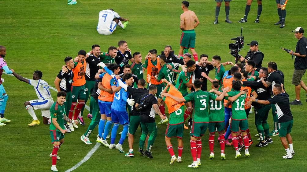 Jugadores del Tri festejando el título de Copa Oro