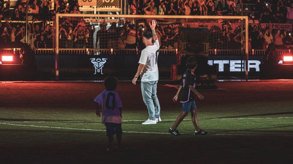 Messi y sus hijos durante su presentación