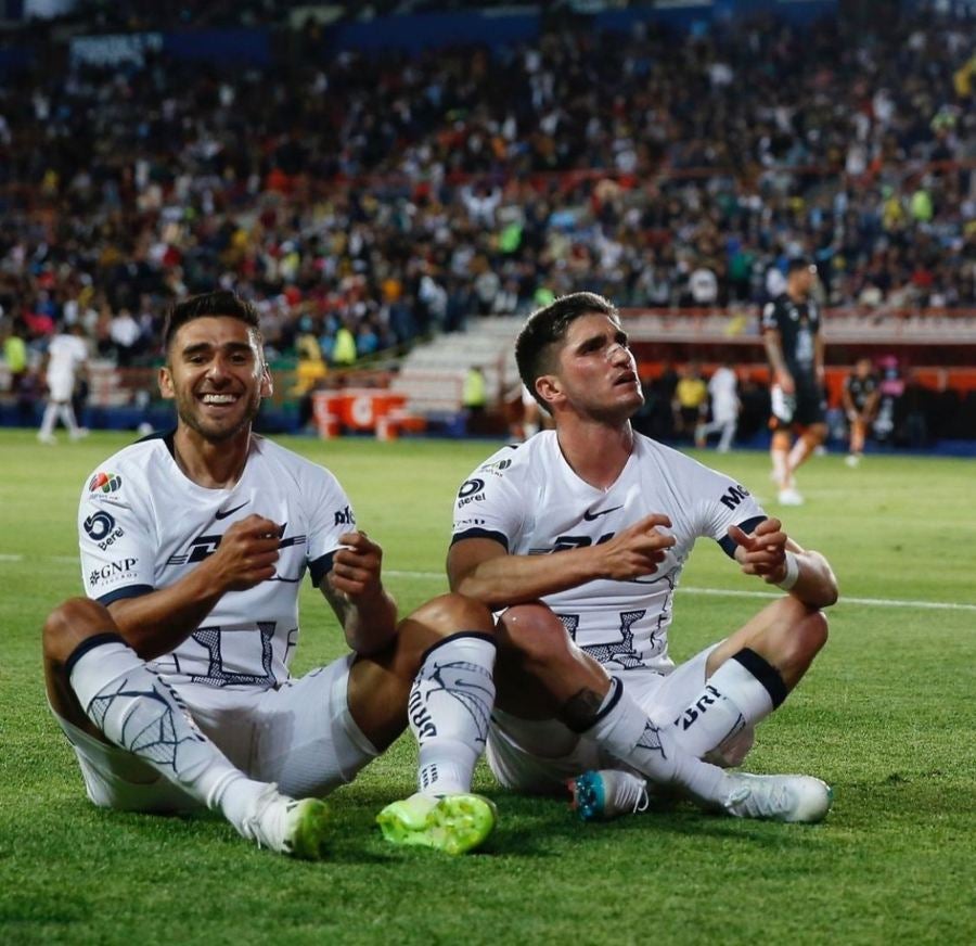 Festejo de Toto y Del Prete en el gol de Pumas