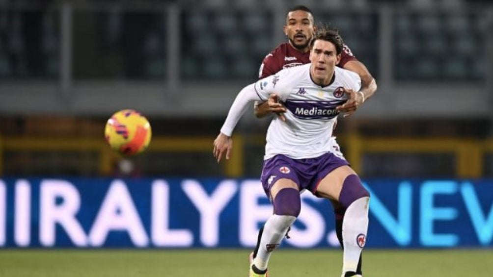 Vlahovic durante un partido con la Fiorentina