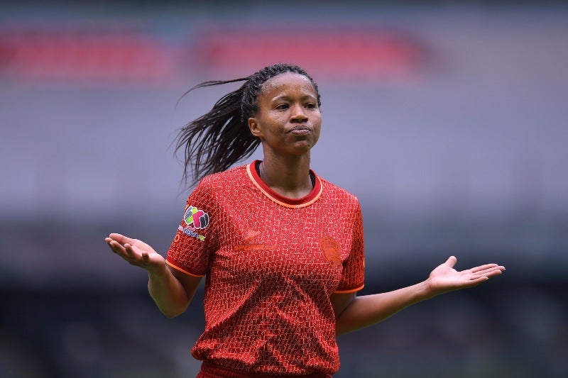 Jermaine Seoposenwe jugando en la Liga MX Femenil