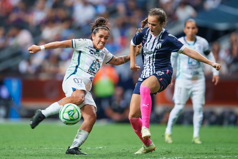 Valeria del Campo jugando para las Rayadas de Monterrey.