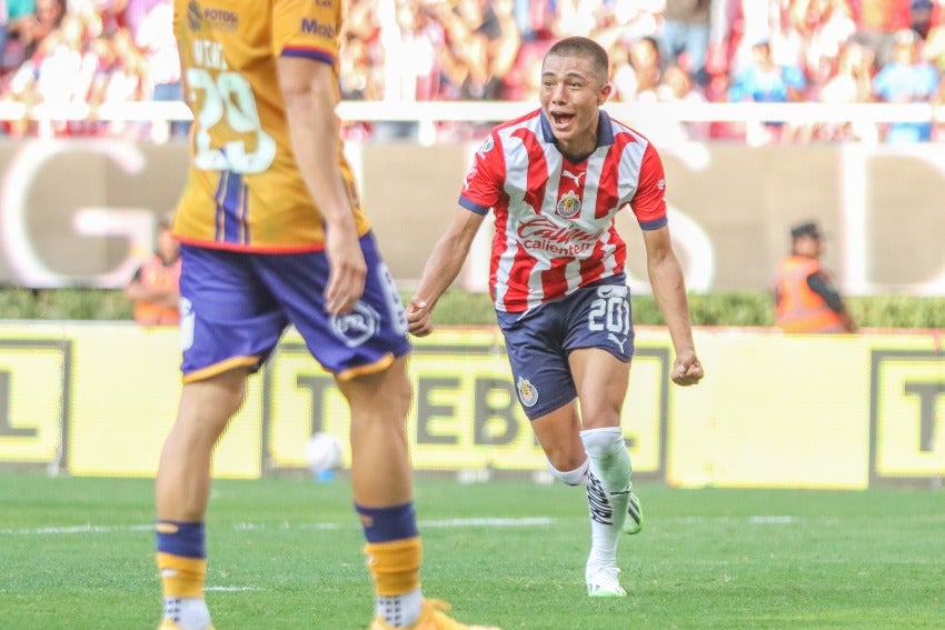 Yael Padilla en celebración de gol