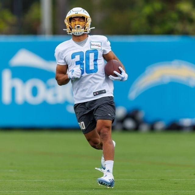 Austin Ekeler durante un entrenamiento con los Chargers