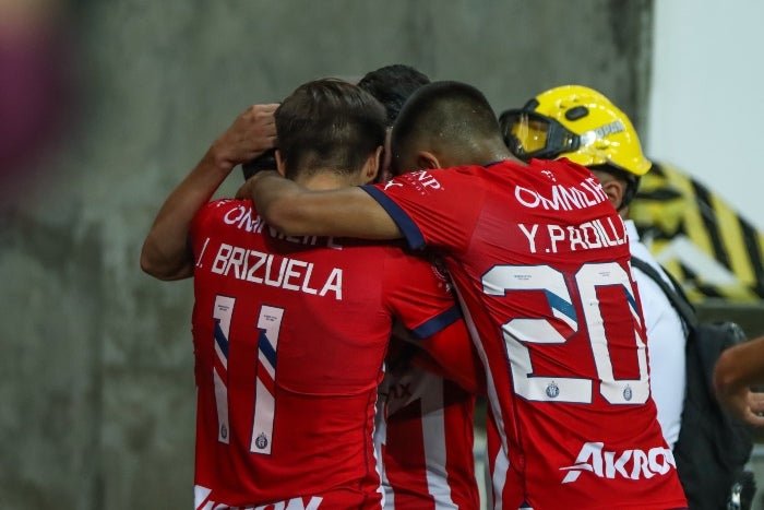 Jugadores de Chivas festejan un gol