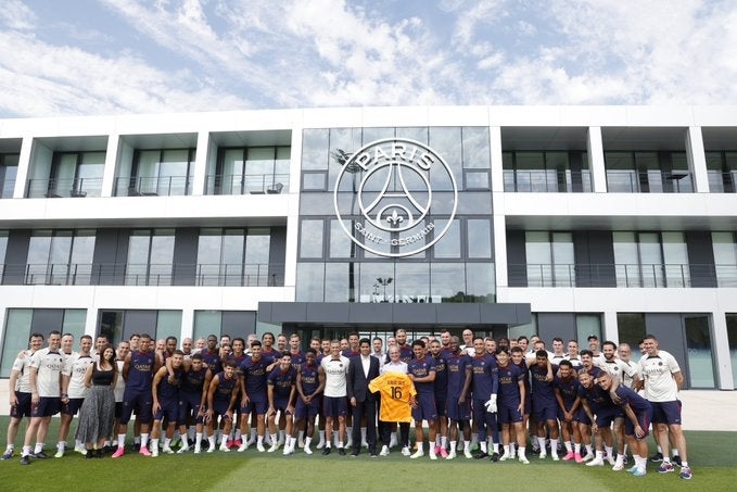 Nasser en su visita a las instalaciones del PSG