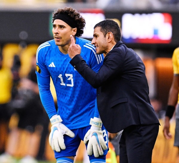 Lozano platica con Memo Ochoa durante la Final de Copa Oro