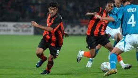 Nery Castillo en un partido con Shakhtar