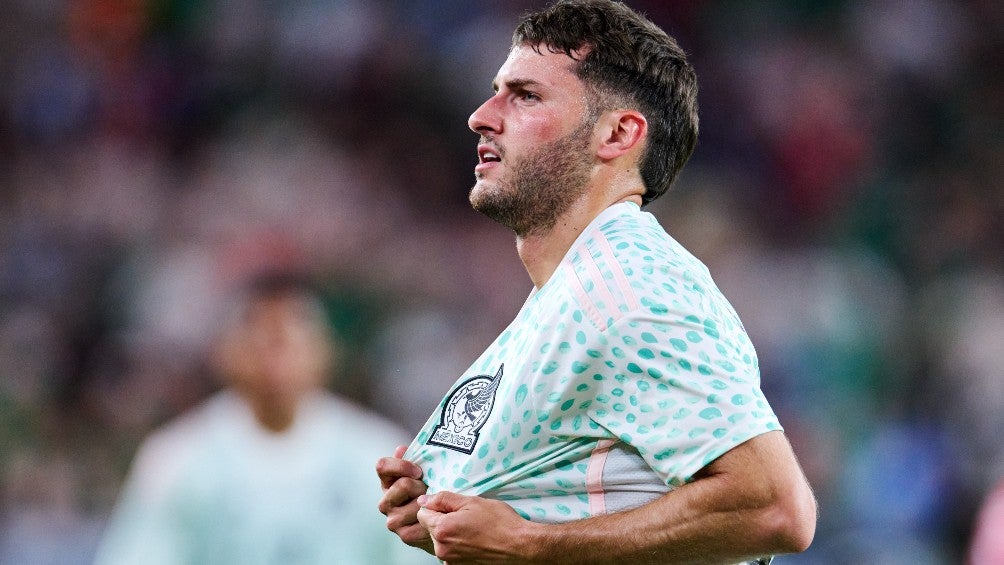 Santiago Giménez jugando la Copa Oro con el Tri