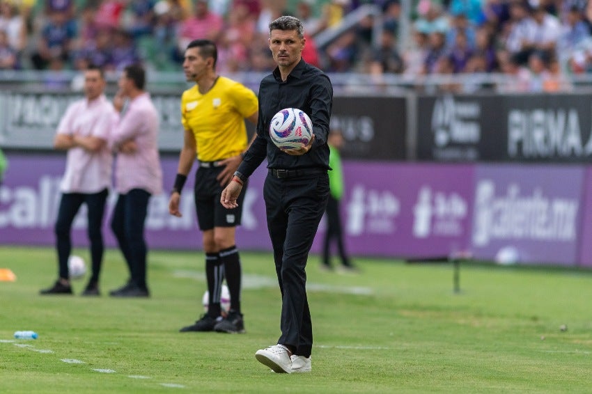 Tano Ortiz en un partido de Rayados