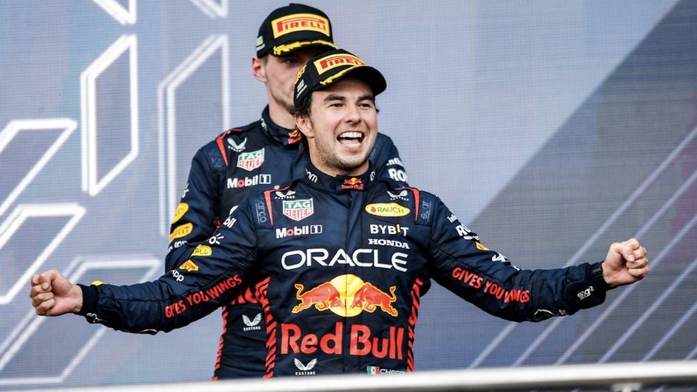 Sergio Pérez celebra una victoria con Red Bull