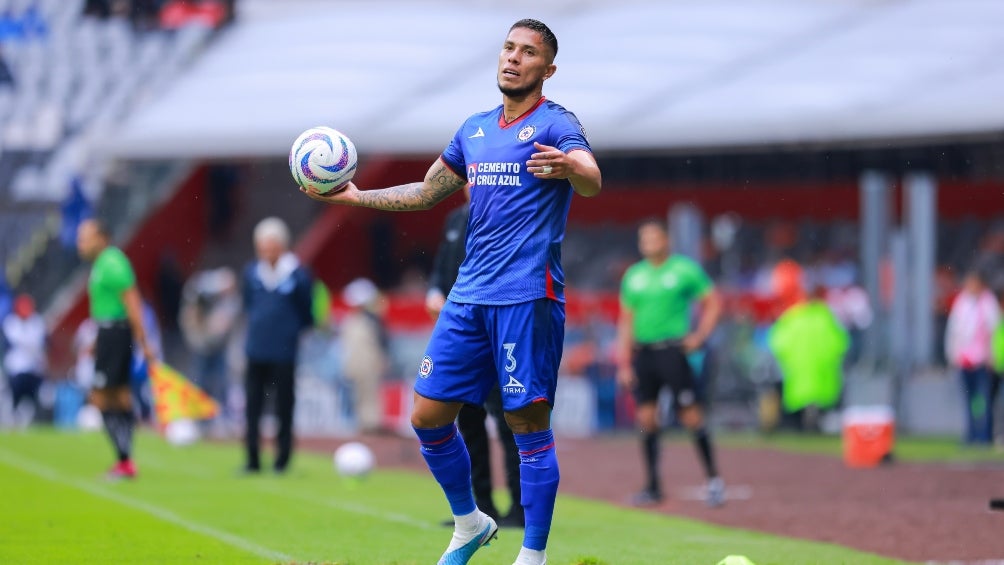 Carlos Salcedo jugando con Cruz Azul 