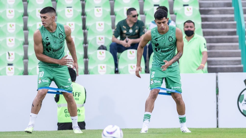 Juan Brunetta calentando con Santos Laguna