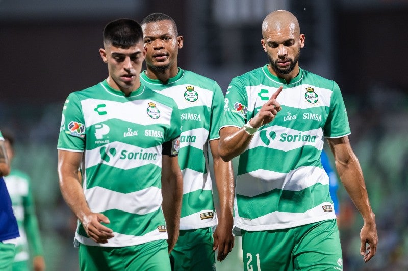 Juan Brunetta con la playera del Santos Laguna