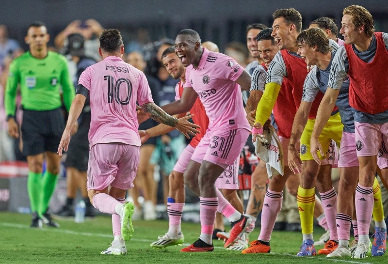 Messi celebrando con sus compañeros de equipo