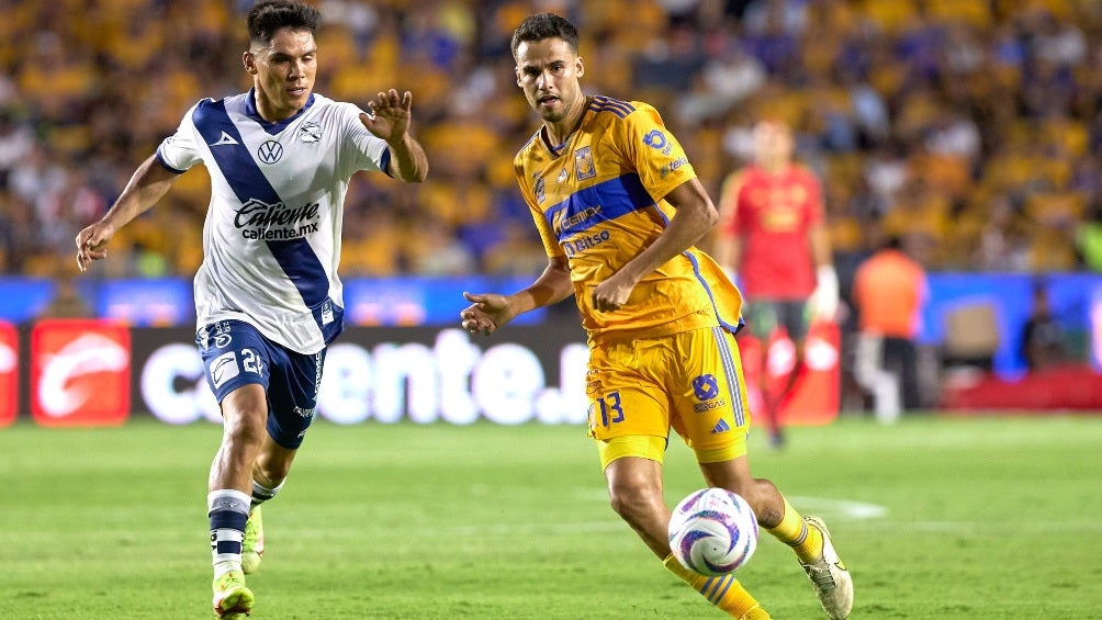 Diego Reyes jugando contra el Puebla 