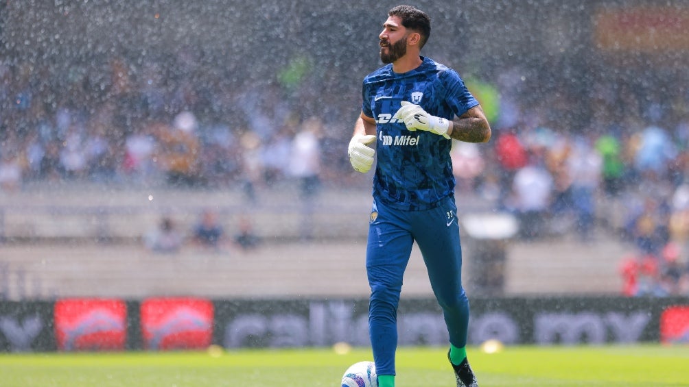 Gil Alcalá en entrenamiento de Pumas